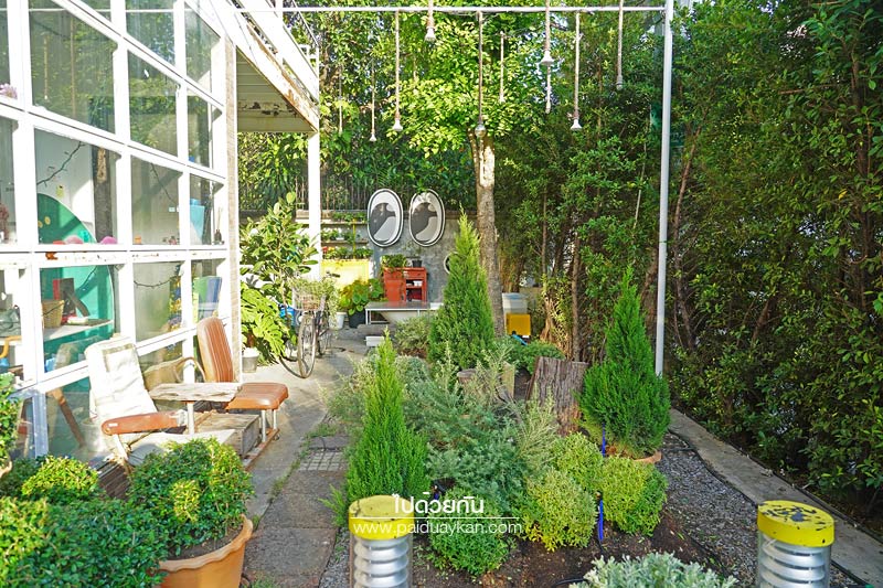 ร้านกาแฟลาดพร้าว, คาเฟ่ลาดพร้าว, ริ คาเฟ่, ริ คาเฟ่  ร้านกาแฟสไตล์ของเล่นสุดคิวท์