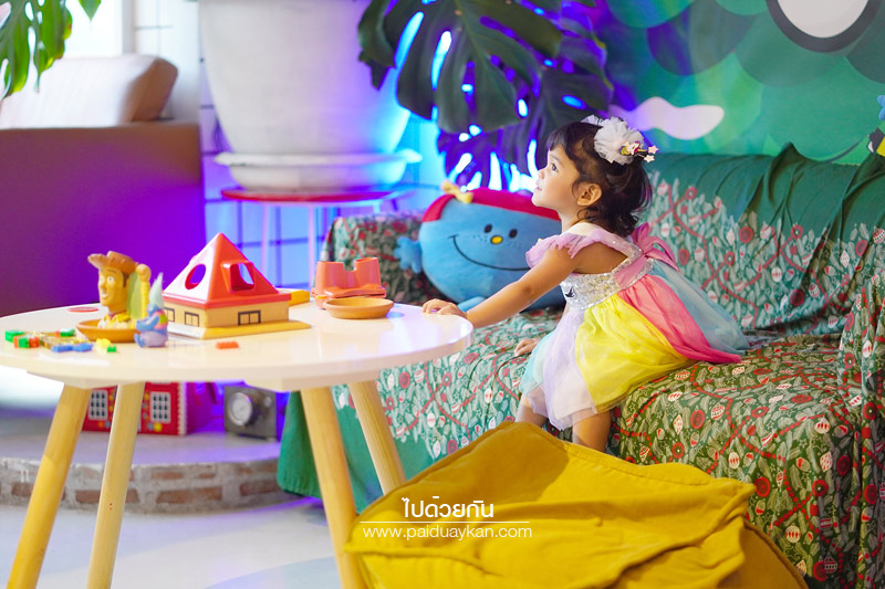 ร้านกาแฟลาดพร้าว, คาเฟ่ลาดพร้าว, ริ คาเฟ่, ริ คาเฟ่  ร้านกาแฟสไตล์ของเล่นสุดคิวท์