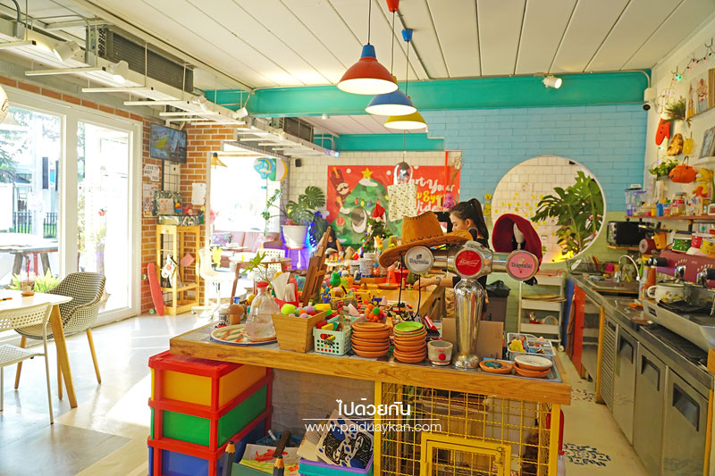 ร้านกาแฟลาดพร้าว, คาเฟ่ลาดพร้าว, ริ คาเฟ่, ริ คาเฟ่  ร้านกาแฟสไตล์ของเล่นสุดคิวท์