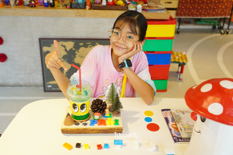 ร้านกาแฟลาดพร้าว, คาเฟ่ลาดพร้าว, ริ คาเฟ่, ริ คาเฟ่  ร้านกาแฟสไตล์ของเล่นสุดคิวท์