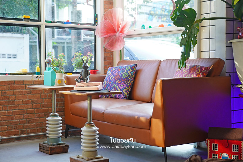 ร้านกาแฟลาดพร้าว, คาเฟ่ลาดพร้าว, ริ คาเฟ่, ริ คาเฟ่  ร้านกาแฟสไตล์ของเล่นสุดคิวท์