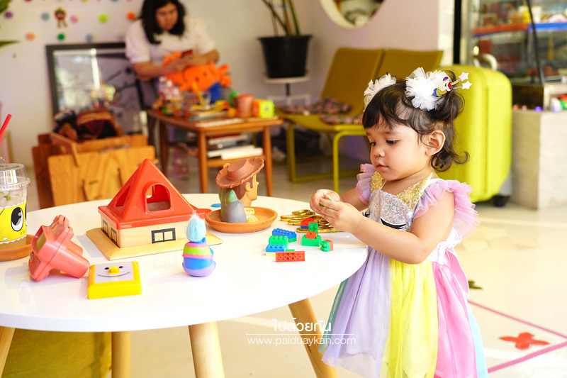 ร้านกาแฟลาดพร้าว, คาเฟ่ลาดพร้าว, ริ คาเฟ่, ริ คาเฟ่  ร้านกาแฟสไตล์ของเล่นสุดคิวท์