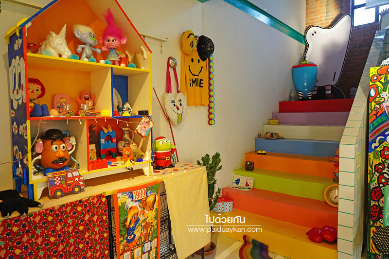 ร้านกาแฟลาดพร้าว, คาเฟ่ลาดพร้าว, ริ คาเฟ่, ริ คาเฟ่  ร้านกาแฟสไตล์ของเล่นสุดคิวท์