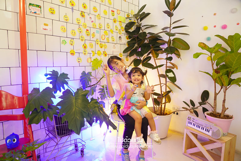 ร้านกาแฟลาดพร้าว, คาเฟ่ลาดพร้าว, ริ คาเฟ่, ริ คาเฟ่  ร้านกาแฟสไตล์ของเล่นสุดคิวท์