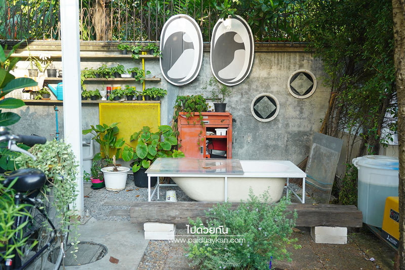 ร้านกาแฟลาดพร้าว, คาเฟ่ลาดพร้าว, ริ คาเฟ่, ริ คาเฟ่  ร้านกาแฟสไตล์ของเล่นสุดคิวท์