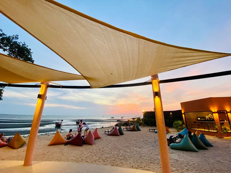 คาเฟ่ บางแสน ชี้พิกัดคาเฟ่บรรยากาศดี มีร้านติดริมทะเล ที่สายคาเฟ่ห้ามพลาดเมื่อไปชลบุรี!