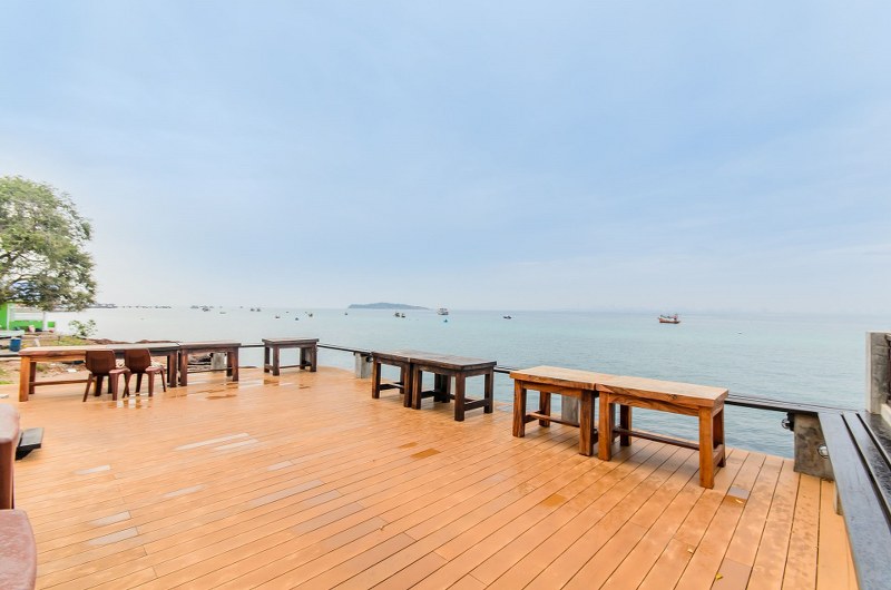 บ้านทะเลน้ำใสเกาะล้าน ที่พักมีสระว่ายน้ำ ติดทะเล ฟิน x2 สบายๆในวันหยุดพักผ่อน