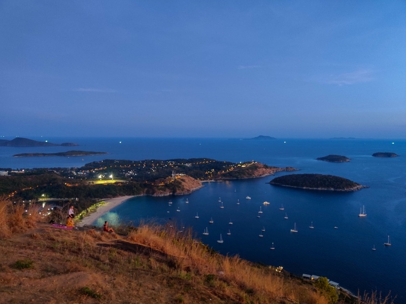 aquaria phuket, aquariaphuket, banana beach, blackrock, blackrockviewpoint, hanuman world, honeymoon island, katabeach, maikhaobeach, nuibeach, phuket, phuket fantasea, phuket old town, phuketfantasea, streetartภูเก็ต, tiger kingdom phuket, จุดชมวิวผาหินดำ, จุดชมวิวเขารัง, ตลาดอาหารทะเล ภูเก็ต, ตลาดอาหารทะเล ราไวย์, ท่องเที่ยวภูเก็ต, ที่เที่ยวภูเก็ต, ที่เที่ยวภูเก็ต 2024, ที่เที่ยวภูเก็ต 2567, น้ำตกโตนไทร, ประภาคารกาญจนาภิเษก, ป่าตอง, ผาหินดำ, พระผุด ภูเก็ต, พระมิ่งมงคลเอกนาคคีรี, พระใหญ่ภูเก็ต, พระใหญ่เมืองภูเก็ต, พิพิธภัณฑ์สัตว์น้ำ, ภูเก็ต, ภูเก็ต 2024, ภูเก็ต 2567, ภูเก็ตแฟนตาซี, มหัศจรรย์กมลา, ย่านเมืองเก่าภูเก็ต, วัดพระทอง, วัดพระผุด, สวนเสือภูเก็ต, หนุมานเวิลด์, หาดกล้วย, หาดกะตะ, หาดนุ้ย, หาดป่าตอง, หาดไม้ขาว, อควาเรียภูเก็ต, อควาเรียม ภูเก็ต, เกาะรูปหัวใจ ภูเก็ต, เกาะเฮ, เกาะแก้วพิศดาร, เกาะแก้วใหญ่, เกาะไม้ท่อน, เขารัง, เที่ยวภูเก็ต, เที่ยวภูเก็ต 2024, เที่ยวภูเก็ต 2567, แหลมพรหมเทพ, top 20+ ที่เที่ยวภูเก็ต [กรกฎาคม 2024] สวรรค์ของคนรักทะเล เมืองแห่งไข่มุกอันดามันและธรรมชาติอันงดงาม