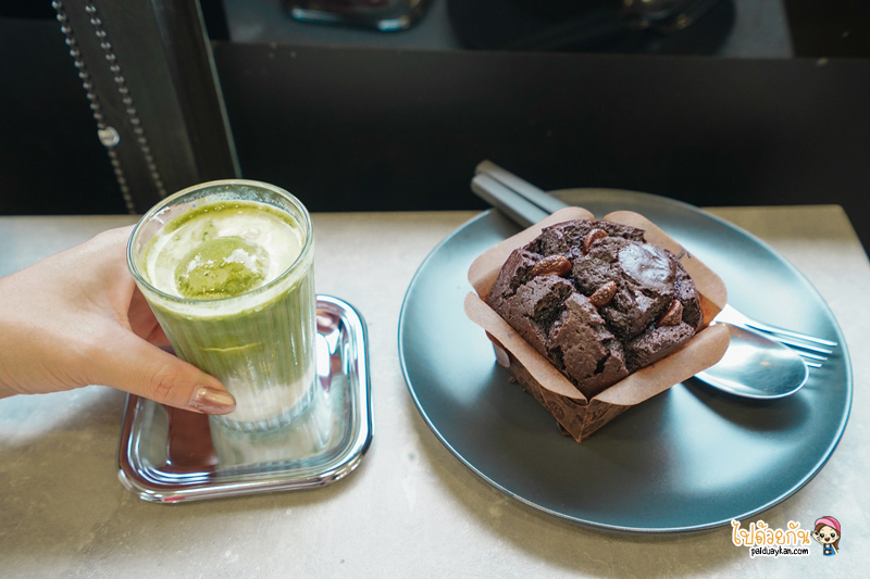 คาเฟ่ศรีราชา, ร้านกาแฟศรีราชา, ศรีราชา, prave cafe, prave cafe ศรีราชา, prave cafe ศรีราชา คาเฟ่ฟีลมินิมอล คลุมโทนขาวดำ ริมทะเล