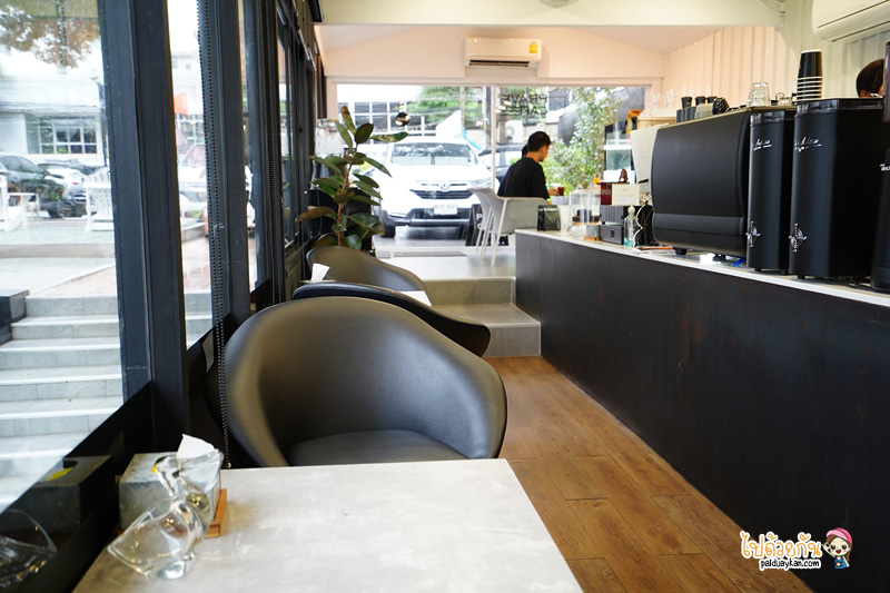 คาเฟ่ศรีราชา, ร้านกาแฟศรีราชา, ศรีราชา, prave cafe, prave cafe ศรีราชา, prave cafe ศรีราชา คาเฟ่ฟีลมินิมอล คลุมโทนขาวดำ ริมทะเล