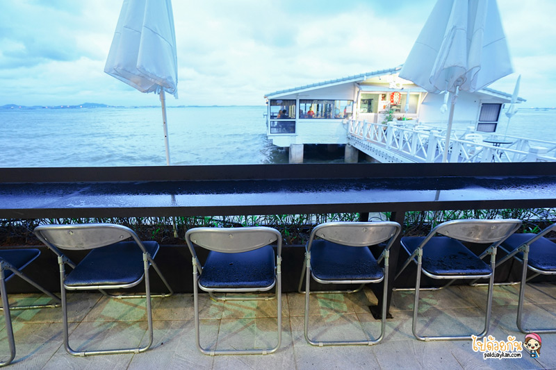 คาเฟ่ศรีราชา, ร้านกาแฟศรีราชา, ศรีราชา, prave cafe, prave cafe ศรีราชา, prave cafe ศรีราชา คาเฟ่ฟีลมินิมอล คลุมโทนขาวดำ ริมทะเล