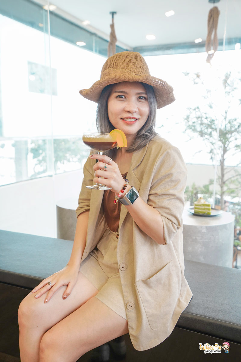 คาเฟ่ศรีราชา, ร้านกาแฟศรีราชา, ศรีราชา, prave cafe, prave cafe ศรีราชา, prave cafe ศรีราชา คาเฟ่ฟีลมินิมอล คลุมโทนขาวดำ ริมทะเล