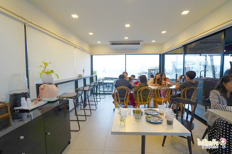 คาเฟ่ศรีราชา, ร้านกาแฟศรีราชา, ศรีราชา, prave cafe, prave cafe ศรีราชา, prave cafe ศรีราชา คาเฟ่ฟีลมินิมอล คลุมโทนขาวดำ ริมทะเล