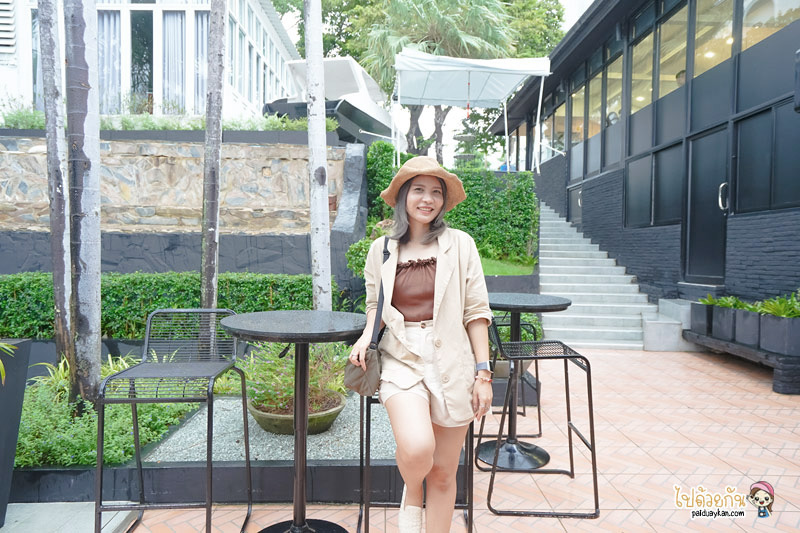 คาเฟ่ศรีราชา, ร้านกาแฟศรีราชา, ศรีราชา, prave cafe, prave cafe ศรีราชา, prave cafe ศรีราชา คาเฟ่ฟีลมินิมอล คลุมโทนขาวดำ ริมทะเล