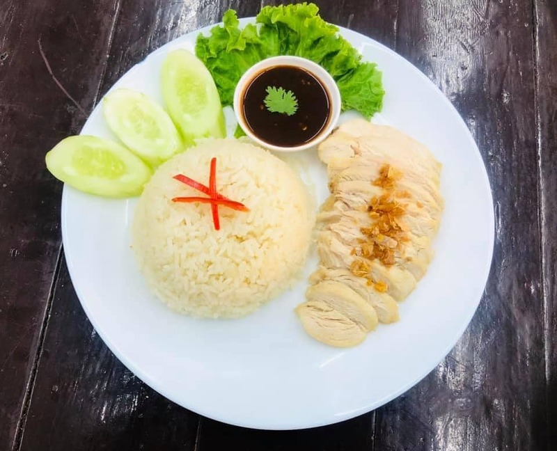 รวมร้านข้าวมันไก่ ภูเก็ต ข้าวหอม ไก่นุ่ม น้ำจิ้มเด็ด ร้านอร่อยที่ห้ามพลาด!