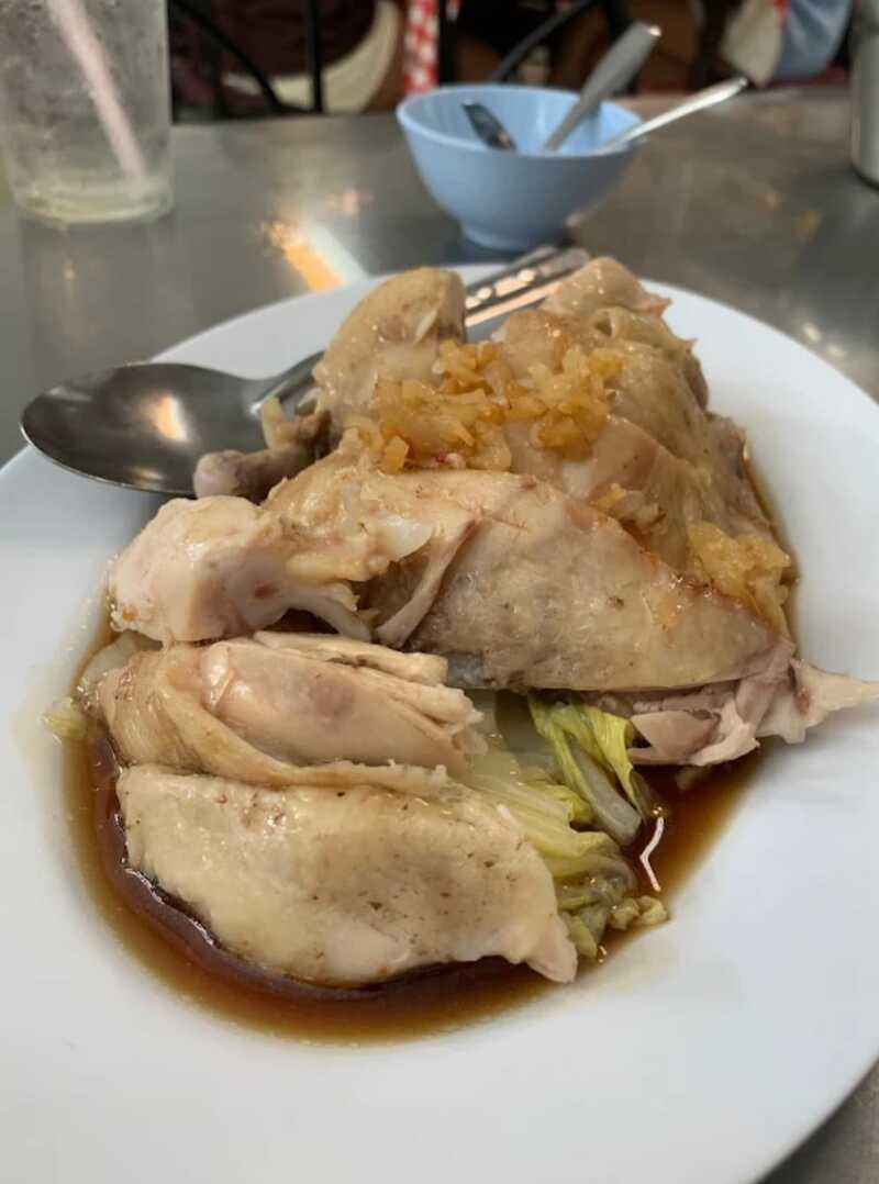 รวมร้านข้าวมันไก่ ภูเก็ต ข้าวหอม ไก่นุ่ม น้ำจิ้มเด็ด ร้านอร่อยที่ห้ามพลาด!