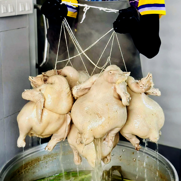 รวมร้านข้าวมันไก่ ภูเก็ต ข้าวหอม ไก่นุ่ม น้ำจิ้มเด็ด ร้านอร่อยที่ห้ามพลาด!