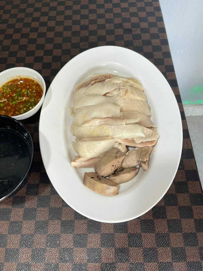 รวมร้านข้าวมันไก่ ภูเก็ต ข้าวหอม ไก่นุ่ม น้ำจิ้มเด็ด ร้านอร่อยที่ห้ามพลาด!