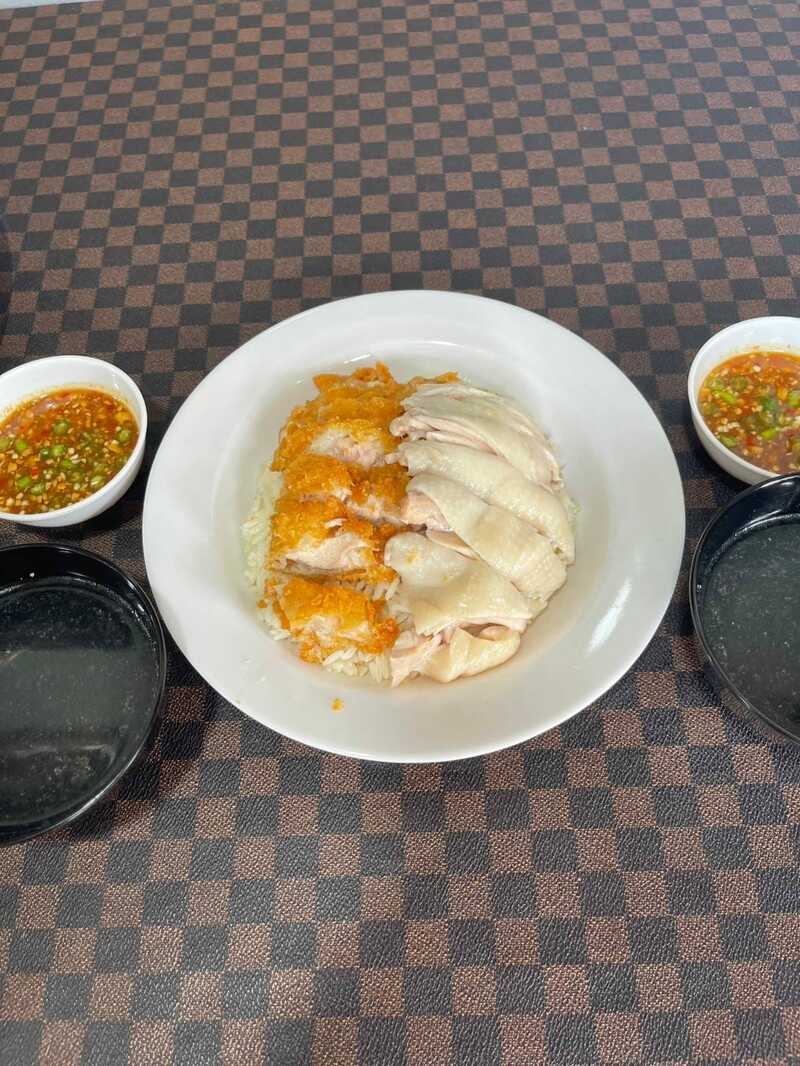 รวมร้านข้าวมันไก่ ภูเก็ต ข้าวหอม ไก่นุ่ม น้ำจิ้มเด็ด ร้านอร่อยที่ห้ามพลาด!