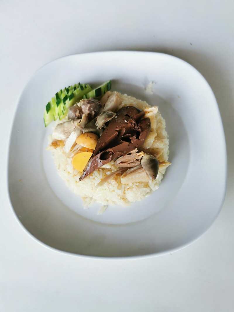 รวมร้านข้าวมันไก่ ภูเก็ต ข้าวหอม ไก่นุ่ม น้ำจิ้มเด็ด ร้านอร่อยที่ห้ามพลาด!