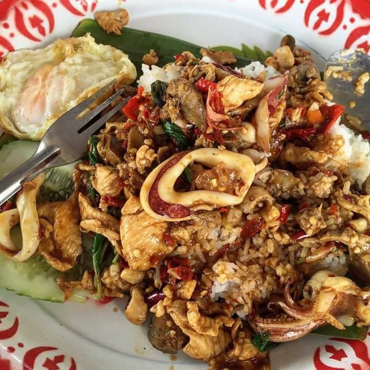 อิ่มสะใจ!! แจกพิกัด 4 ร้านกะเพราถาดยักษ์ จัดใหญ่ จัดหนัก ต้องไปลอง