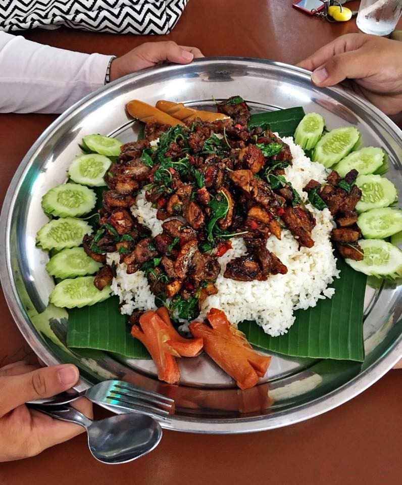 อิ่มสะใจ!! แจกพิกัด 4 ร้านกะเพราถาดยักษ์ จัดใหญ่ จัดหนัก ต้องไปลอง