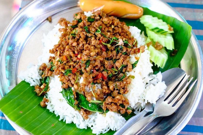 อิ่มสะใจ!! แจกพิกัด 4 ร้านกะเพราถาดยักษ์ จัดใหญ่ จัดหนัก ต้องไปลอง