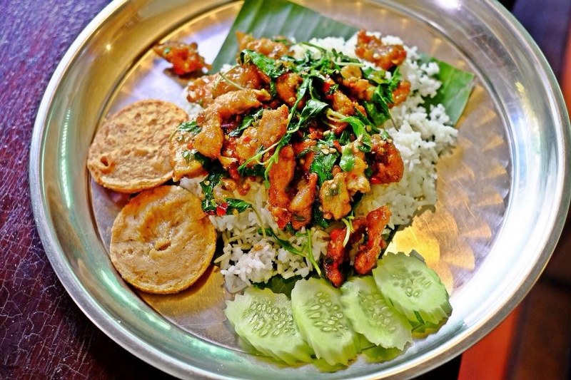 อิ่มสะใจ!! แจกพิกัด 4 ร้านกะเพราถาดยักษ์ จัดใหญ่ จัดหนัก ต้องไปลอง