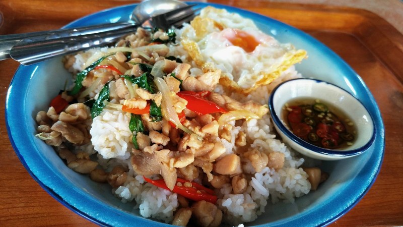 อิ่มสะใจ!! แจกพิกัด 4 ร้านกะเพราถาดยักษ์ จัดใหญ่ จัดหนัก ต้องไปลอง