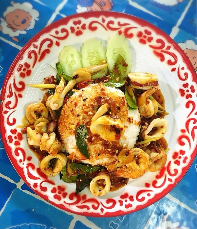 อิ่มสะใจ!! แจกพิกัด 4 ร้านกะเพราถาดยักษ์ จัดใหญ่ จัดหนัก ต้องไปลอง