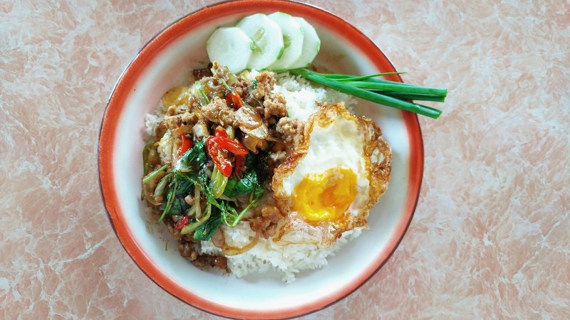 อิ่มสะใจ!! แจกพิกัด 4 ร้านกะเพราถาดยักษ์ จัดใหญ่ จัดหนัก ต้องไปลอง