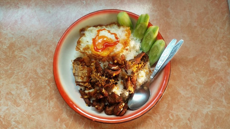 อิ่มสะใจ!! แจกพิกัด 4 ร้านกะเพราถาดยักษ์ จัดใหญ่ จัดหนัก ต้องไปลอง