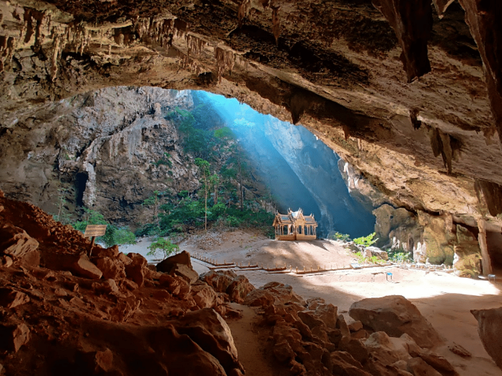 seen space, จุดชมวิวเขาแดง, ตลาดโต้รุ่งหัวหิน, ถ้ำพระยานคร, ที่เที่ยวประจวบ, ที่เที่ยวประจวบ 2020, ที่เที่ยวประจวบ 2021, ที่เที่ยวประจวบ 2563, ที่เที่ยวประจวบ 2564, ที่เที่ยวประจวบ 2565, ที่เที่ยวประจวบคีรีขันธ์ 2565, ประจวบคีรีขันธ์, ปราณบุรี, วนอุทยานปราณบุรี, วัดห้วยมงคล, ศูนย์ศึกษาธรรมชาติบึงบัว, สถานีรถไฟหัวหิน, หัวหิน, หาดปราณบุรี, หาดหัวหิน, หาดเขากะโหลก, อุทยานราชภักดิ์, อุทยานแห่งชาติเขาสามร้อยยอด, เกาะทะลุ, เขาหินเหล็กไฟ, เที่ยวประจวบ, top 10+ ที่เที่ยว ประจวบคีรีขันธ์ เที่ยวทะเล ชมถ้ำ เดินเล่นบึงบัว