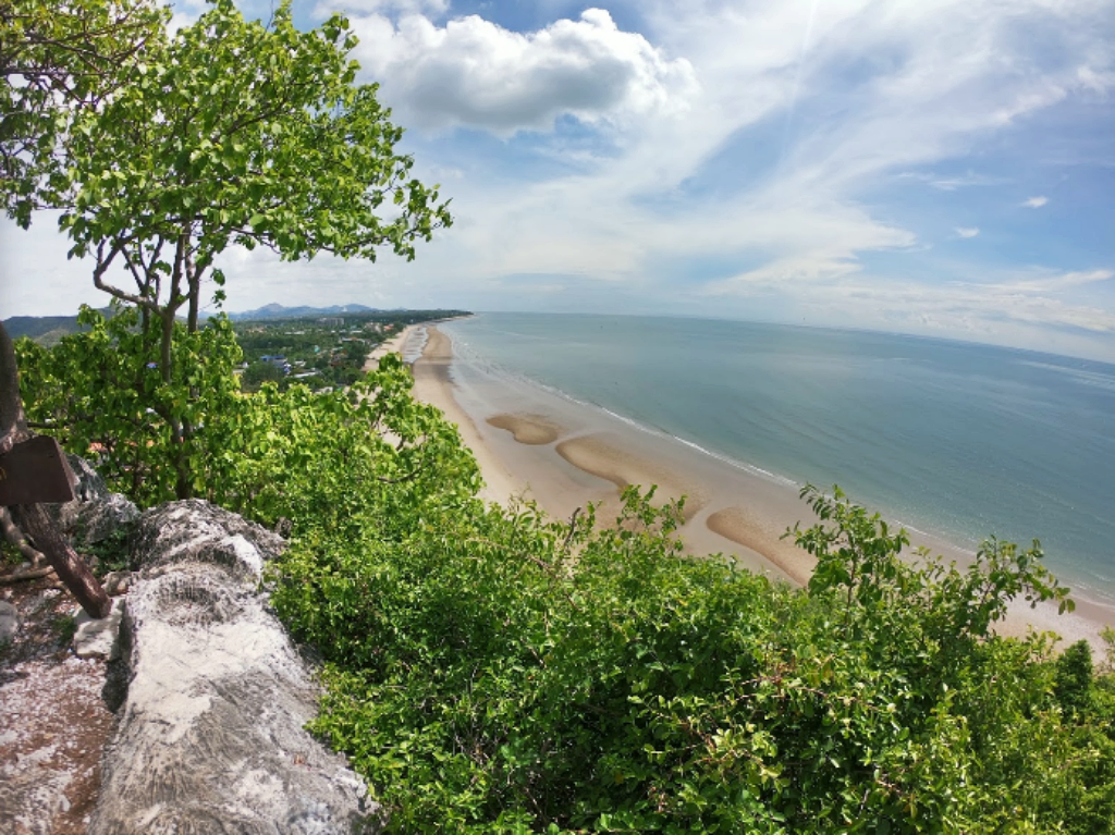 seen space, จุดชมวิวเขาแดง, ตลาดโต้รุ่งหัวหิน, ถ้ำพระยานคร, ที่เที่ยวประจวบ, ที่เที่ยวประจวบ 2020, ที่เที่ยวประจวบ 2021, ที่เที่ยวประจวบ 2563, ที่เที่ยวประจวบ 2564, ที่เที่ยวประจวบ 2565, ที่เที่ยวประจวบคีรีขันธ์ 2565, ประจวบคีรีขันธ์, ปราณบุรี, วนอุทยานปราณบุรี, วัดห้วยมงคล, ศูนย์ศึกษาธรรมชาติบึงบัว, สถานีรถไฟหัวหิน, หัวหิน, หาดปราณบุรี, หาดหัวหิน, หาดเขากะโหลก, อุทยานราชภักดิ์, อุทยานแห่งชาติเขาสามร้อยยอด, เกาะทะลุ, เขาหินเหล็กไฟ, เที่ยวประจวบ, top 10+ ที่เที่ยว ประจวบคีรีขันธ์ เที่ยวทะเล ชมถ้ำ เดินเล่นบึงบัว