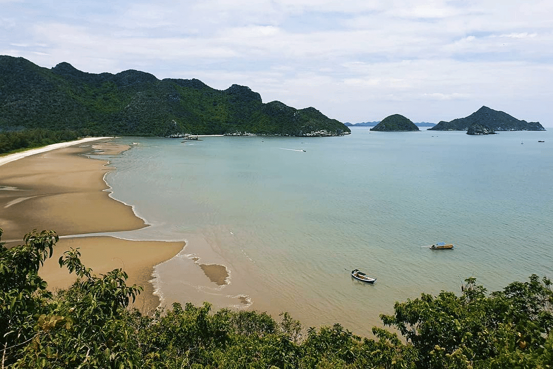 seen space, จุดชมวิวเขาแดง, ตลาดโต้รุ่งหัวหิน, ถ้ำพระยานคร, ที่เที่ยวประจวบ, ที่เที่ยวประจวบ 2020, ที่เที่ยวประจวบ 2021, ที่เที่ยวประจวบ 2563, ที่เที่ยวประจวบ 2564, ที่เที่ยวประจวบ 2565, ที่เที่ยวประจวบคีรีขันธ์ 2565, ประจวบคีรีขันธ์, ปราณบุรี, วนอุทยานปราณบุรี, วัดห้วยมงคล, ศูนย์ศึกษาธรรมชาติบึงบัว, สถานีรถไฟหัวหิน, หัวหิน, หาดปราณบุรี, หาดหัวหิน, หาดเขากะโหลก, อุทยานราชภักดิ์, อุทยานแห่งชาติเขาสามร้อยยอด, เกาะทะลุ, เขาหินเหล็กไฟ, เที่ยวประจวบ, top 10+ ที่เที่ยว ประจวบคีรีขันธ์ เที่ยวทะเล ชมถ้ำ เดินเล่นบึงบัว