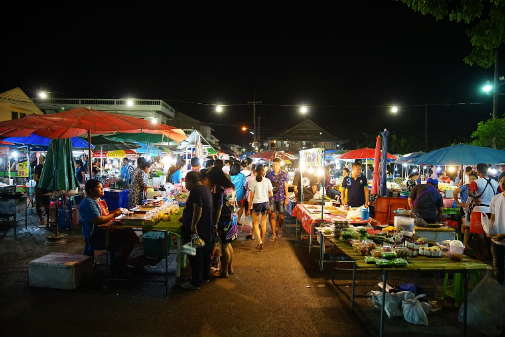seen space, จุดชมวิวเขาแดง, ตลาดโต้รุ่งหัวหิน, ถ้ำพระยานคร, ที่เที่ยวประจวบ, ที่เที่ยวประจวบ 2020, ที่เที่ยวประจวบ 2021, ที่เที่ยวประจวบ 2563, ที่เที่ยวประจวบ 2564, ที่เที่ยวประจวบ 2565, ที่เที่ยวประจวบคีรีขันธ์ 2565, ประจวบคีรีขันธ์, ปราณบุรี, วนอุทยานปราณบุรี, วัดห้วยมงคล, ศูนย์ศึกษาธรรมชาติบึงบัว, สถานีรถไฟหัวหิน, หัวหิน, หาดปราณบุรี, หาดหัวหิน, หาดเขากะโหลก, อุทยานราชภักดิ์, อุทยานแห่งชาติเขาสามร้อยยอด, เกาะทะลุ, เขาหินเหล็กไฟ, เที่ยวประจวบ, top 10+ ที่เที่ยว ประจวบคีรีขันธ์ เที่ยวทะเล ชมถ้ำ เดินเล่นบึงบัว