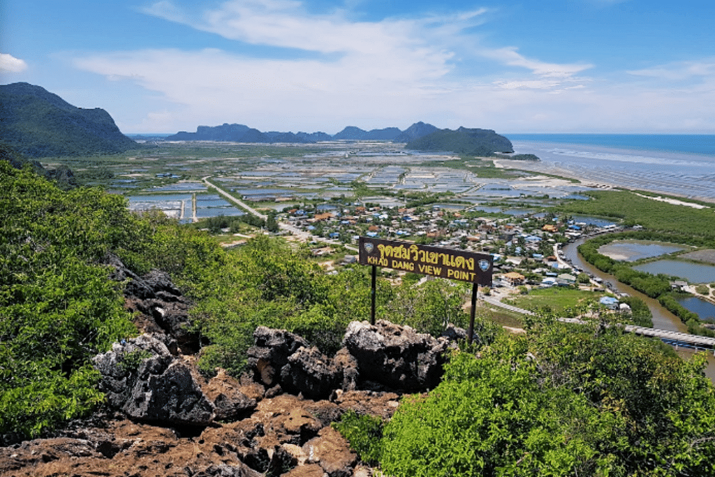 seen space, จุดชมวิวเขาแดง, ตลาดโต้รุ่งหัวหิน, ถ้ำพระยานคร, ที่เที่ยวประจวบ, ที่เที่ยวประจวบ 2020, ที่เที่ยวประจวบ 2021, ที่เที่ยวประจวบ 2563, ที่เที่ยวประจวบ 2564, ที่เที่ยวประจวบ 2565, ที่เที่ยวประจวบคีรีขันธ์ 2565, ประจวบคีรีขันธ์, ปราณบุรี, วนอุทยานปราณบุรี, วัดห้วยมงคล, ศูนย์ศึกษาธรรมชาติบึงบัว, สถานีรถไฟหัวหิน, หัวหิน, หาดปราณบุรี, หาดหัวหิน, หาดเขากะโหลก, อุทยานราชภักดิ์, อุทยานแห่งชาติเขาสามร้อยยอด, เกาะทะลุ, เขาหินเหล็กไฟ, เที่ยวประจวบ, top 10+ ที่เที่ยว ประจวบคีรีขันธ์ เที่ยวทะเล ชมถ้ำ เดินเล่นบึงบัว