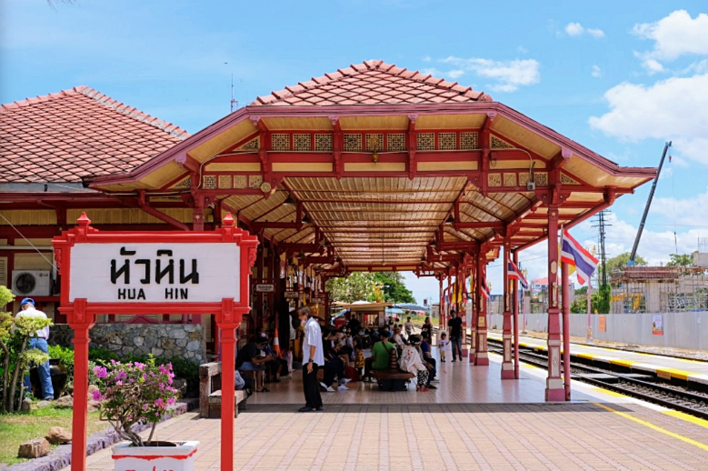 seen space, จุดชมวิวเขาแดง, ตลาดโต้รุ่งหัวหิน, ถ้ำพระยานคร, ที่เที่ยวประจวบ, ที่เที่ยวประจวบ 2020, ที่เที่ยวประจวบ 2021, ที่เที่ยวประจวบ 2563, ที่เที่ยวประจวบ 2564, ที่เที่ยวประจวบ 2565, ที่เที่ยวประจวบคีรีขันธ์ 2565, ประจวบคีรีขันธ์, ปราณบุรี, วนอุทยานปราณบุรี, วัดห้วยมงคล, ศูนย์ศึกษาธรรมชาติบึงบัว, สถานีรถไฟหัวหิน, หัวหิน, หาดปราณบุรี, หาดหัวหิน, หาดเขากะโหลก, อุทยานราชภักดิ์, อุทยานแห่งชาติเขาสามร้อยยอด, เกาะทะลุ, เขาหินเหล็กไฟ, เที่ยวประจวบ, top 10+ ที่เที่ยว ประจวบคีรีขันธ์ เที่ยวทะเล ชมถ้ำ เดินเล่นบึงบัว