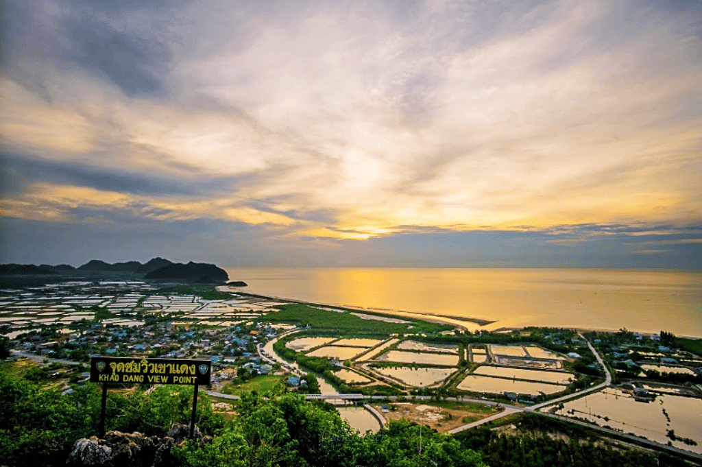 seen space, จุดชมวิวเขาแดง, ตลาดโต้รุ่งหัวหิน, ถ้ำพระยานคร, ที่เที่ยวประจวบ, ที่เที่ยวประจวบ 2020, ที่เที่ยวประจวบ 2021, ที่เที่ยวประจวบ 2563, ที่เที่ยวประจวบ 2564, ที่เที่ยวประจวบ 2565, ที่เที่ยวประจวบคีรีขันธ์ 2565, ประจวบคีรีขันธ์, ปราณบุรี, วนอุทยานปราณบุรี, วัดห้วยมงคล, ศูนย์ศึกษาธรรมชาติบึงบัว, สถานีรถไฟหัวหิน, หัวหิน, หาดปราณบุรี, หาดหัวหิน, หาดเขากะโหลก, อุทยานราชภักดิ์, อุทยานแห่งชาติเขาสามร้อยยอด, เกาะทะลุ, เขาหินเหล็กไฟ, เที่ยวประจวบ, top 10+ ที่เที่ยว ประจวบคีรีขันธ์ เที่ยวทะเล ชมถ้ำ เดินเล่นบึงบัว