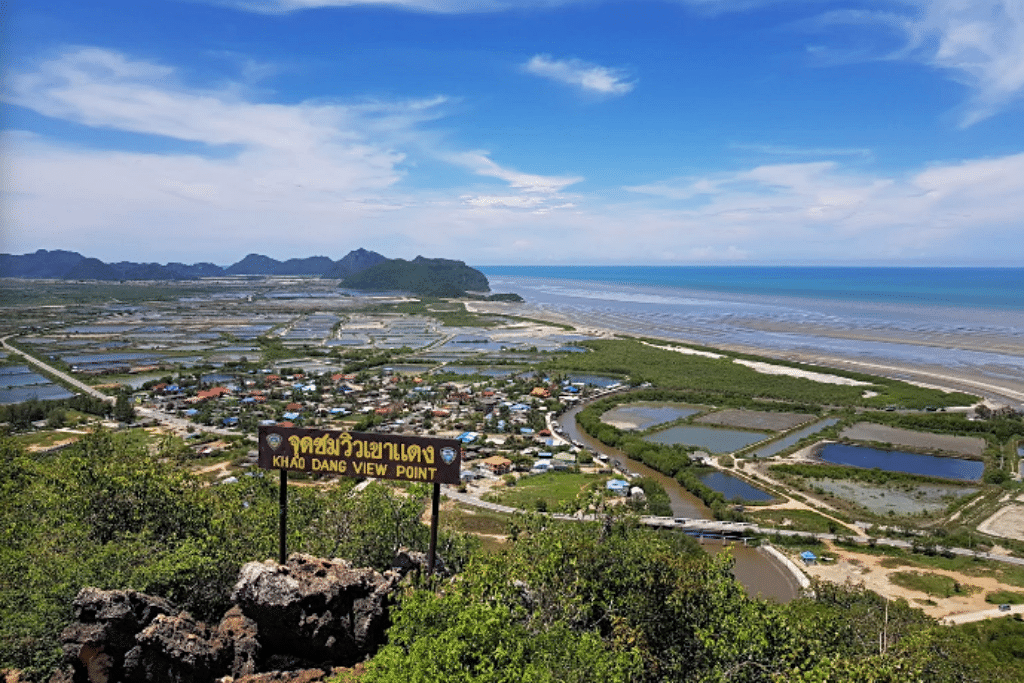 seen space, จุดชมวิวเขาแดง, ตลาดโต้รุ่งหัวหิน, ถ้ำพระยานคร, ที่เที่ยวประจวบ, ที่เที่ยวประจวบ 2020, ที่เที่ยวประจวบ 2021, ที่เที่ยวประจวบ 2563, ที่เที่ยวประจวบ 2564, ที่เที่ยวประจวบ 2565, ที่เที่ยวประจวบคีรีขันธ์ 2565, ประจวบคีรีขันธ์, ปราณบุรี, วนอุทยานปราณบุรี, วัดห้วยมงคล, ศูนย์ศึกษาธรรมชาติบึงบัว, สถานีรถไฟหัวหิน, หัวหิน, หาดปราณบุรี, หาดหัวหิน, หาดเขากะโหลก, อุทยานราชภักดิ์, อุทยานแห่งชาติเขาสามร้อยยอด, เกาะทะลุ, เขาหินเหล็กไฟ, เที่ยวประจวบ, top 10+ ที่เที่ยว ประจวบคีรีขันธ์ เที่ยวทะเล ชมถ้ำ เดินเล่นบึงบัว