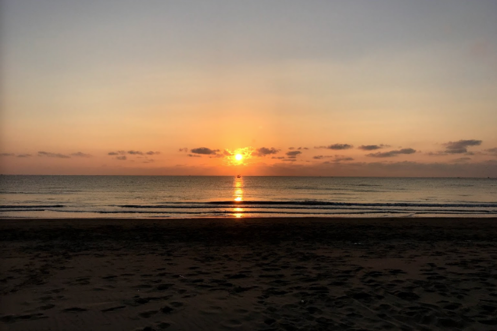 seen space, จุดชมวิวเขาแดง, ตลาดโต้รุ่งหัวหิน, ถ้ำพระยานคร, ที่เที่ยวประจวบ, ที่เที่ยวประจวบ 2020, ที่เที่ยวประจวบ 2021, ที่เที่ยวประจวบ 2563, ที่เที่ยวประจวบ 2564, ที่เที่ยวประจวบ 2565, ที่เที่ยวประจวบคีรีขันธ์ 2565, ประจวบคีรีขันธ์, ปราณบุรี, วนอุทยานปราณบุรี, วัดห้วยมงคล, ศูนย์ศึกษาธรรมชาติบึงบัว, สถานีรถไฟหัวหิน, หัวหิน, หาดปราณบุรี, หาดหัวหิน, หาดเขากะโหลก, อุทยานราชภักดิ์, อุทยานแห่งชาติเขาสามร้อยยอด, เกาะทะลุ, เขาหินเหล็กไฟ, เที่ยวประจวบ, top 10+ ที่เที่ยว ประจวบคีรีขันธ์ เที่ยวทะเล ชมถ้ำ เดินเล่นบึงบัว