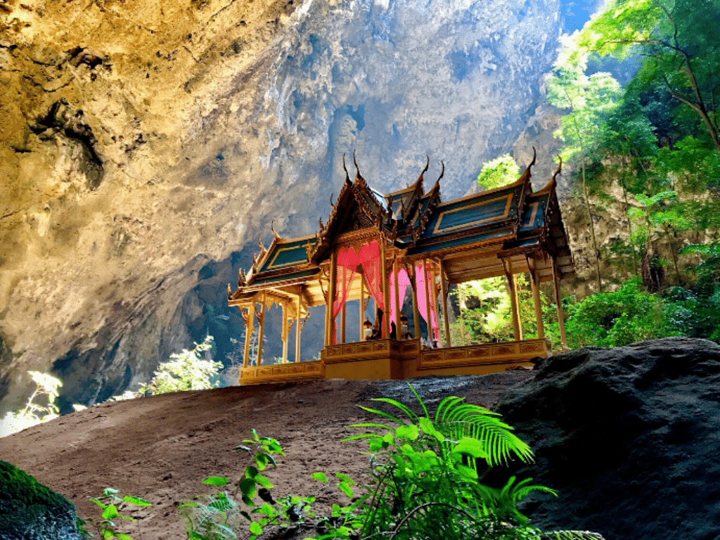 seen space, จุดชมวิวเขาแดง, ตลาดโต้รุ่งหัวหิน, ถ้ำพระยานคร, ที่เที่ยวประจวบ, ที่เที่ยวประจวบ 2020, ที่เที่ยวประจวบ 2021, ที่เที่ยวประจวบ 2563, ที่เที่ยวประจวบ 2564, ที่เที่ยวประจวบ 2565, ที่เที่ยวประจวบคีรีขันธ์ 2565, ประจวบคีรีขันธ์, ปราณบุรี, วนอุทยานปราณบุรี, วัดห้วยมงคล, ศูนย์ศึกษาธรรมชาติบึงบัว, สถานีรถไฟหัวหิน, หัวหิน, หาดปราณบุรี, หาดหัวหิน, หาดเขากะโหลก, อุทยานราชภักดิ์, อุทยานแห่งชาติเขาสามร้อยยอด, เกาะทะลุ, เขาหินเหล็กไฟ, เที่ยวประจวบ, top 10+ ที่เที่ยว ประจวบคีรีขันธ์ เที่ยวทะเล ชมถ้ำ เดินเล่นบึงบัว