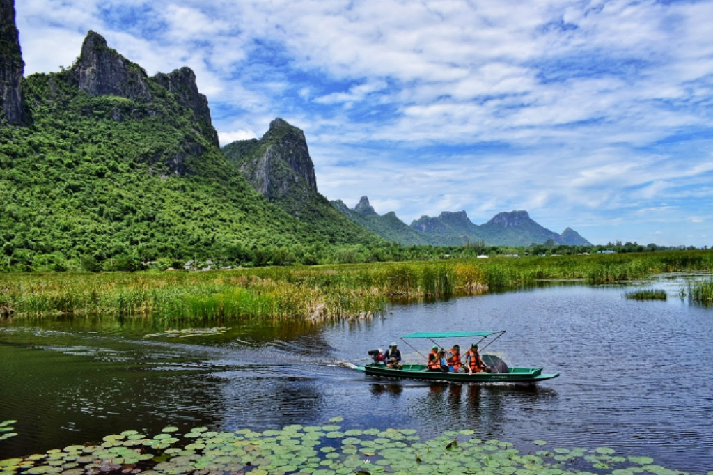 seen space, จุดชมวิวเขาแดง, ตลาดโต้รุ่งหัวหิน, ถ้ำพระยานคร, ที่เที่ยวประจวบ, ที่เที่ยวประจวบ 2020, ที่เที่ยวประจวบ 2021, ที่เที่ยวประจวบ 2563, ที่เที่ยวประจวบ 2564, ที่เที่ยวประจวบ 2565, ที่เที่ยวประจวบคีรีขันธ์ 2565, ประจวบคีรีขันธ์, ปราณบุรี, วนอุทยานปราณบุรี, วัดห้วยมงคล, ศูนย์ศึกษาธรรมชาติบึงบัว, สถานีรถไฟหัวหิน, หัวหิน, หาดปราณบุรี, หาดหัวหิน, หาดเขากะโหลก, อุทยานราชภักดิ์, อุทยานแห่งชาติเขาสามร้อยยอด, เกาะทะลุ, เขาหินเหล็กไฟ, เที่ยวประจวบ, top 10+ ที่เที่ยว ประจวบคีรีขันธ์ เที่ยวทะเล ชมถ้ำ เดินเล่นบึงบัว