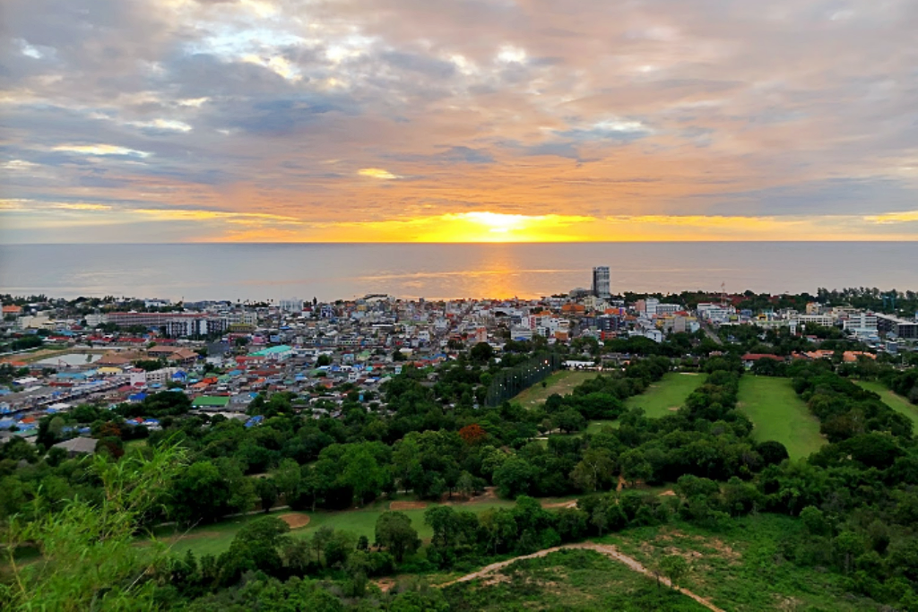 seen space, จุดชมวิวเขาแดง, ตลาดโต้รุ่งหัวหิน, ถ้ำพระยานคร, ที่เที่ยวประจวบ, ที่เที่ยวประจวบ 2020, ที่เที่ยวประจวบ 2021, ที่เที่ยวประจวบ 2563, ที่เที่ยวประจวบ 2564, ที่เที่ยวประจวบ 2565, ที่เที่ยวประจวบคีรีขันธ์ 2565, ประจวบคีรีขันธ์, ปราณบุรี, วนอุทยานปราณบุรี, วัดห้วยมงคล, ศูนย์ศึกษาธรรมชาติบึงบัว, สถานีรถไฟหัวหิน, หัวหิน, หาดปราณบุรี, หาดหัวหิน, หาดเขากะโหลก, อุทยานราชภักดิ์, อุทยานแห่งชาติเขาสามร้อยยอด, เกาะทะลุ, เขาหินเหล็กไฟ, เที่ยวประจวบ, top 10+ ที่เที่ยว ประจวบคีรีขันธ์ เที่ยวทะเล ชมถ้ำ เดินเล่นบึงบัว