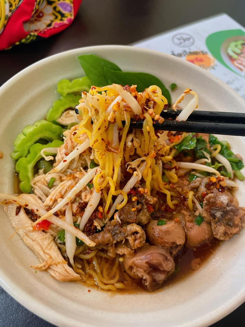 ก๋วยเตี๋ยวไก่มะระ : 13 ร้านก๋วยเตี่ยวไก่มะระ แต่ละร้านบอกเลยว่าเด็ด!