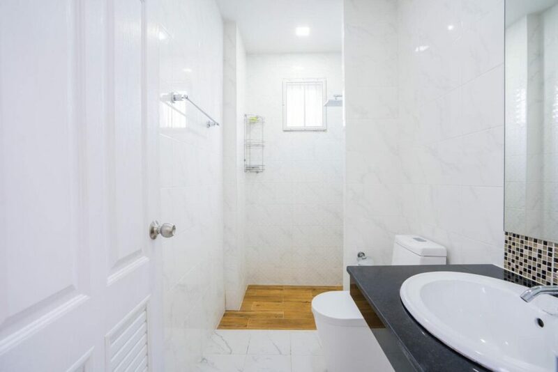 umbrella poolvilla pattaya มีความกว้างขวาง พักได้ 8 คน