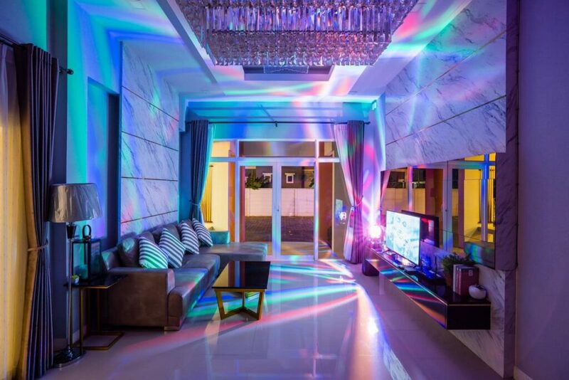 umbrella poolvilla pattaya มีความกว้างขวาง พักได้ 8 คน