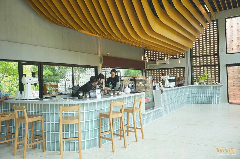 shade coffee roasters บางแสน คาเฟ่สุดเท่ในอาคารอิฐ