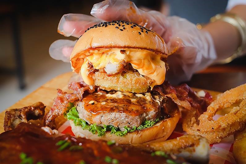 รวมพิกัด 6 ร้านเบอร์เกอร์ชิ้นใหญ่ยักษ์ อร่อยไส้ทะลักเต็มคำ