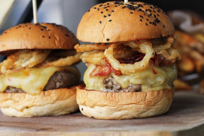 รวมพิกัด 6 ร้านเบอร์เกอร์ชิ้นใหญ่ยักษ์ อร่อยไส้ทะลักเต็มคำ